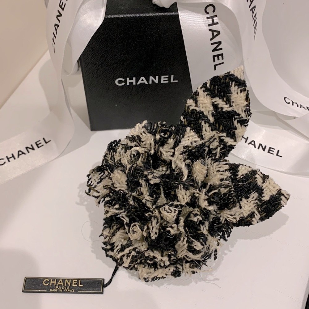 CHANEL 🖤 Tweed Raffia Black Cream Houndstooth Camellia Flower Pin Brooch Lapel